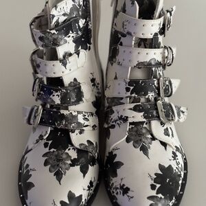 Black and White Flowered Boots, size 9M